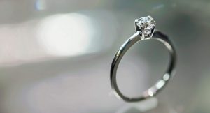 Simple and elegant diamond engagement ring with a brillant cut high grade in colour and clarity