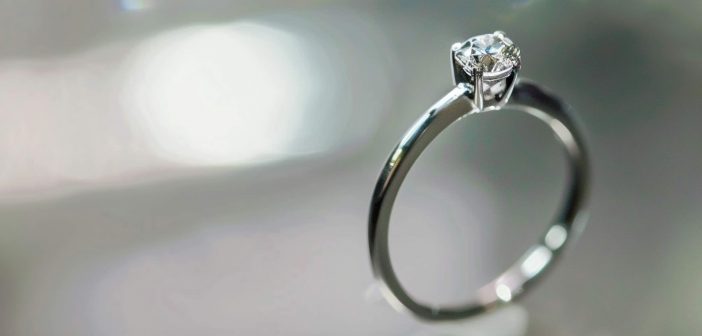Simple and elegant diamond engagement ring with a brillant cut high grade in colour and clarity